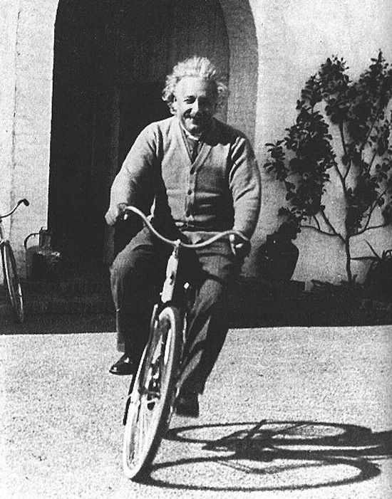 Albert Einstein en bicicleta