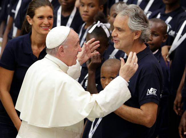 Andrea Bocelli con el Papa Francisco
