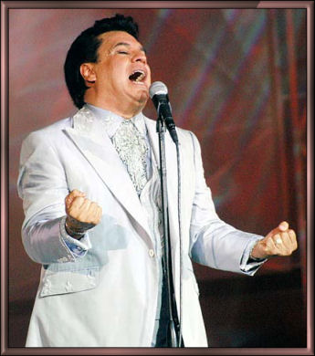 Juan Gabriel cantando
